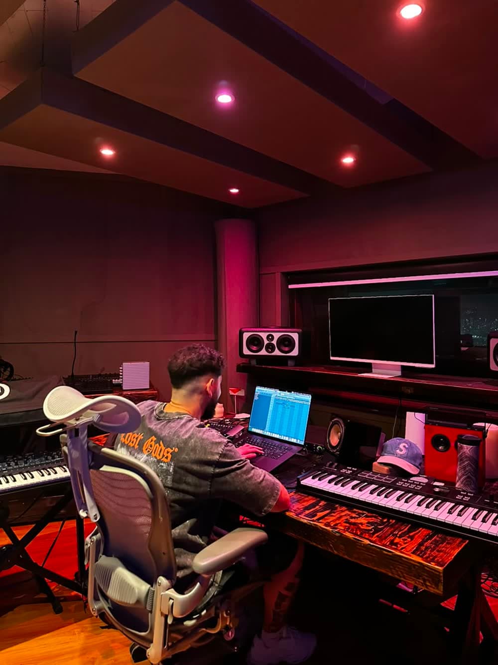 René da Silva working at the Dahome Music production desk.